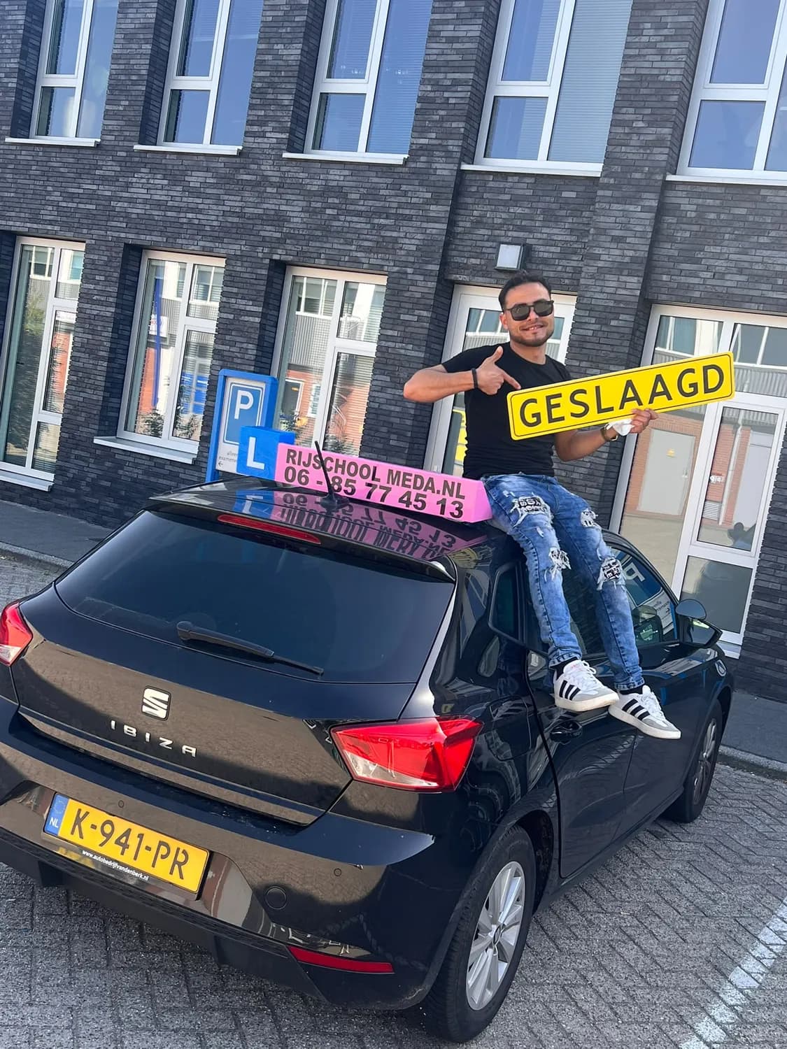 Geslaagd met Rijschool Meda.nl naast de Seat Ibiza