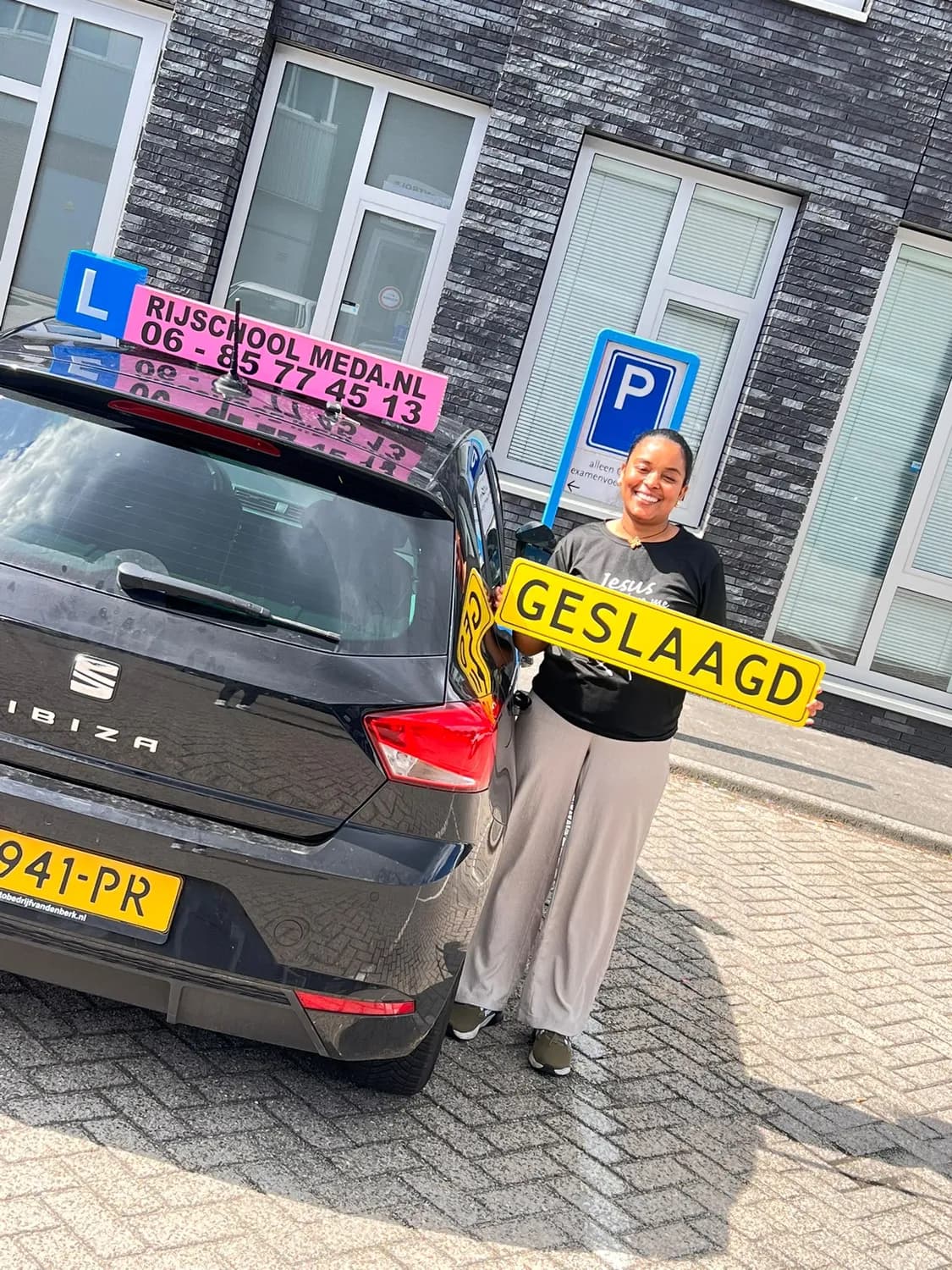 Geslaagd met Rijschool Meda.nl naast de Seat Ibiza