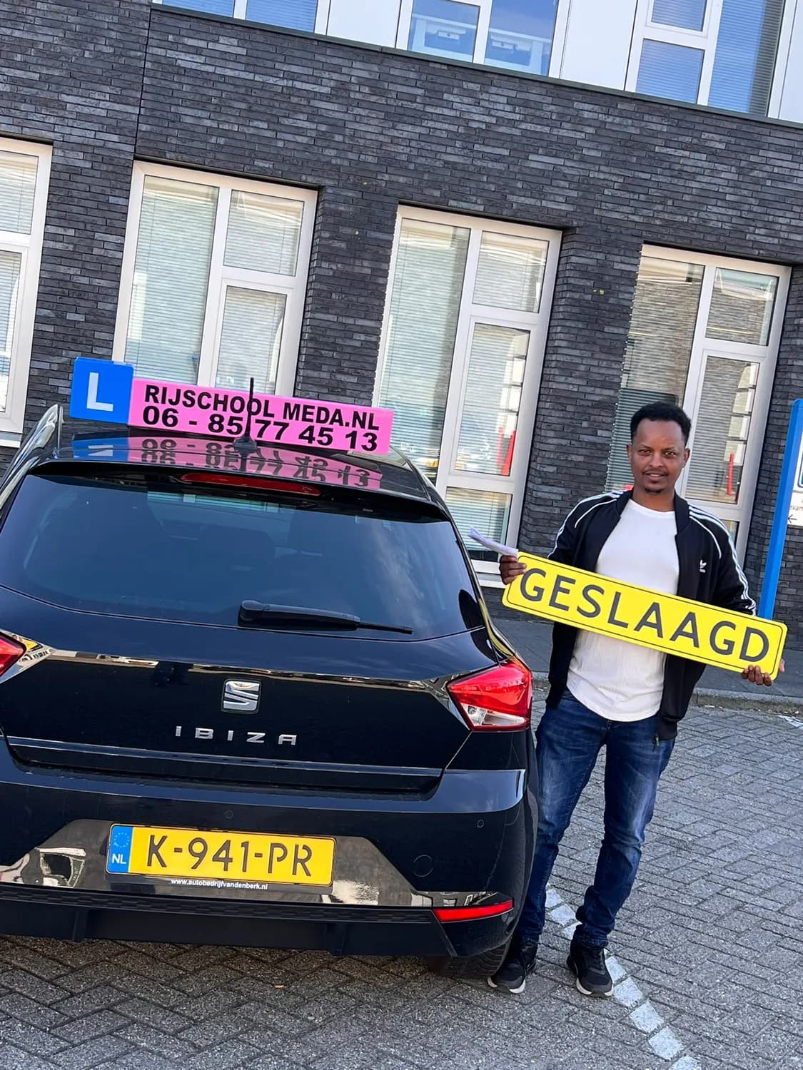 Geslaagd met Rijschool Meda.nl naast de Seat Ibiza